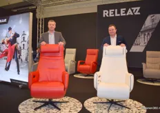 Karl van Gennep en Bas Janssen van Releazz poseren achter de nieuwste relaxfauteuils.